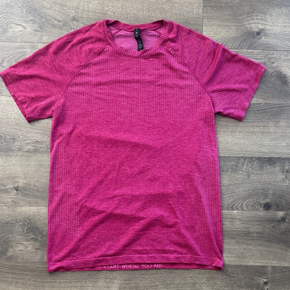 lululemon athletica metal vent tech men’s magenta Short Sleeve Tee men’s medium